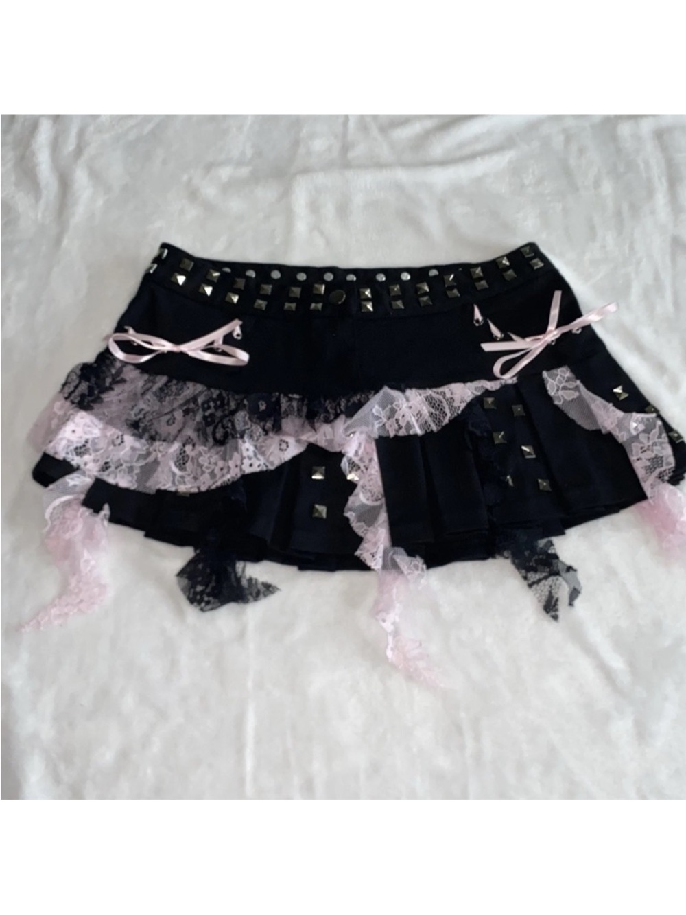 NWT. Pop Punk Princess Grunge

Lace Studded Pleated Skirt DollsKill Size Small